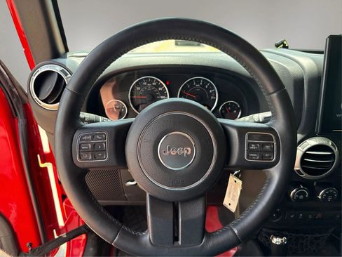 Used 2016 Jeep Wrangler Unlimited Rubicon w/ Connectivity Group AWD/4WD image 17