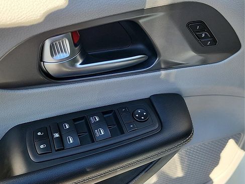 Used 2023 Chrysler Pacifica Touring-L FWD image 14