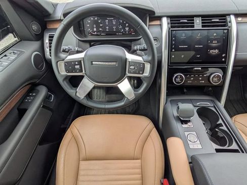 Used 2024 Land Rover Discovery Dynamic SE AWD/4WD image 17
