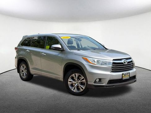 Used 2016 Toyota Highlander Plus AWD/4WD image 2
