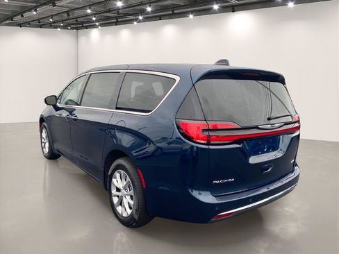 Used 2025 Chrysler Pacifica Select w/ Uconnect Theater Family Group AWD/4WD image 5