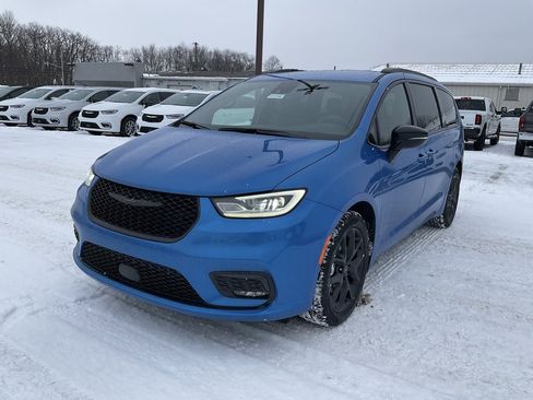 New 2026 Chrysler Pacifica Select w/ S Appearance Package image 3