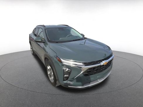 Used 2025 Chevrolet Trax LT FWD image 3