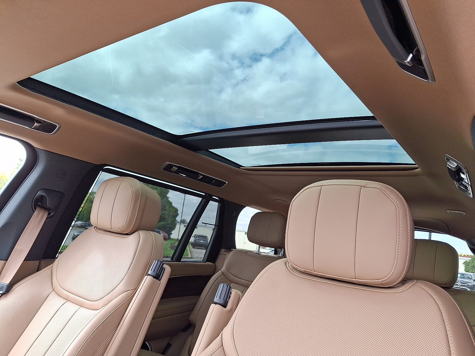 New 2027 Land Rover Range Rover Long Wheelbase SE AWD/4WD image 11