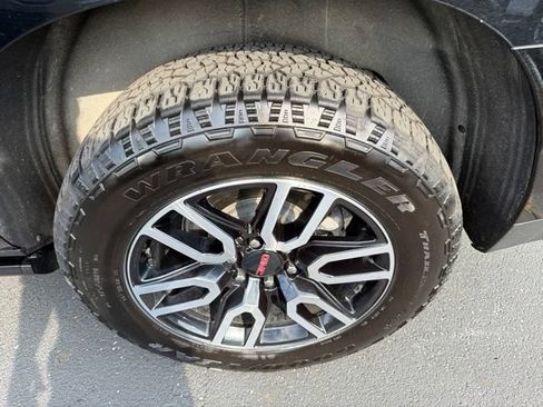 Used 2023 GMC Yukon AT4 w/ AT4 Premium Plus Package AWD/4WD image 10