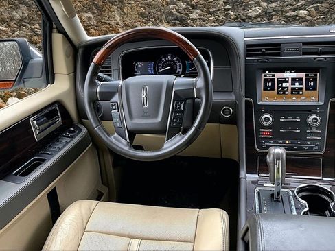 Used 2017 Lincoln Navigator Reserve image 5
