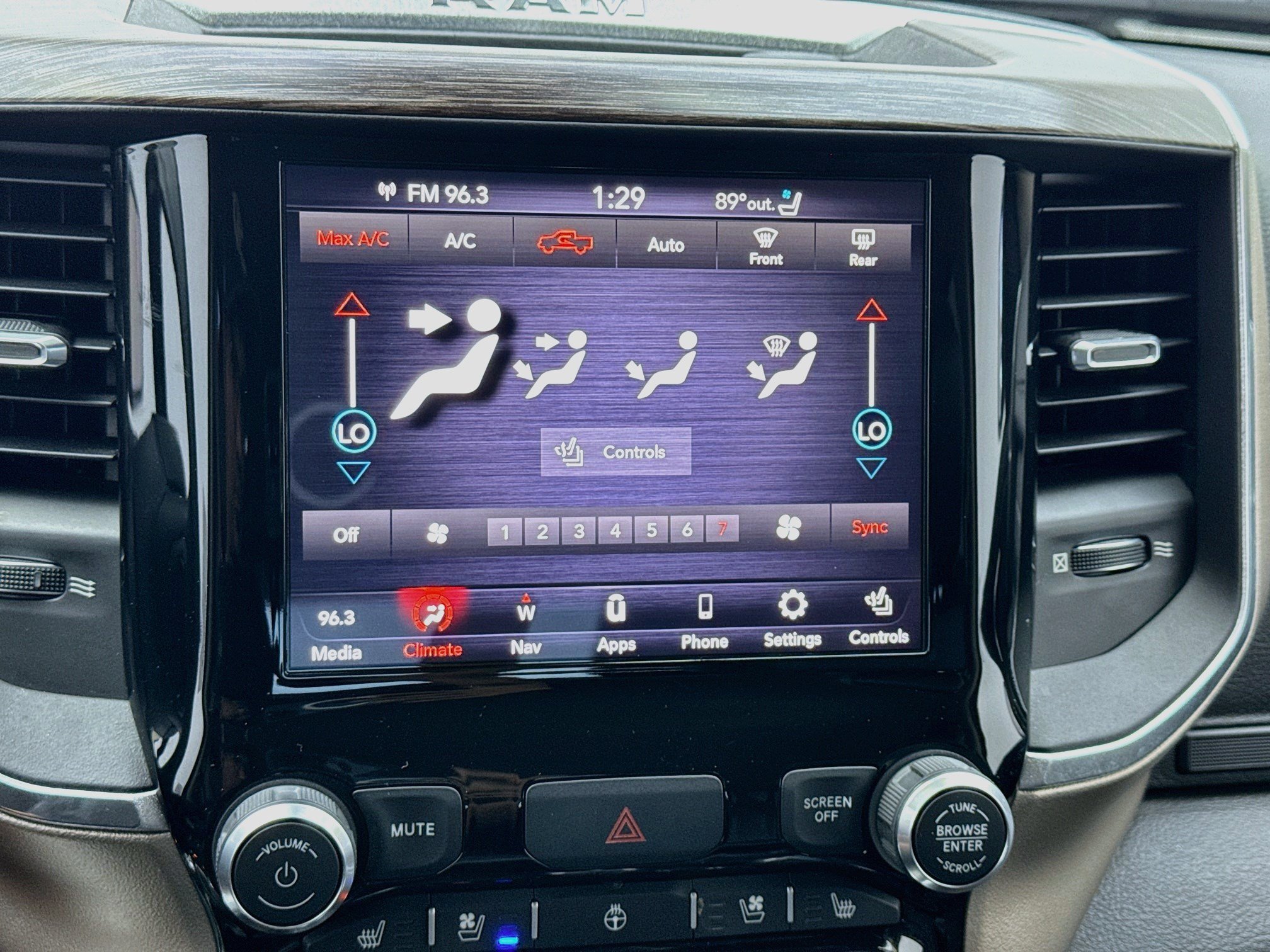 Used 2019 RAM 1500 Laramie AWD/4WD image 12