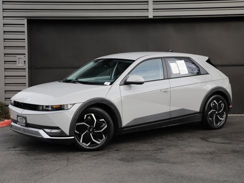 Used 2024 Hyundai Ioniq 5 SE image 1