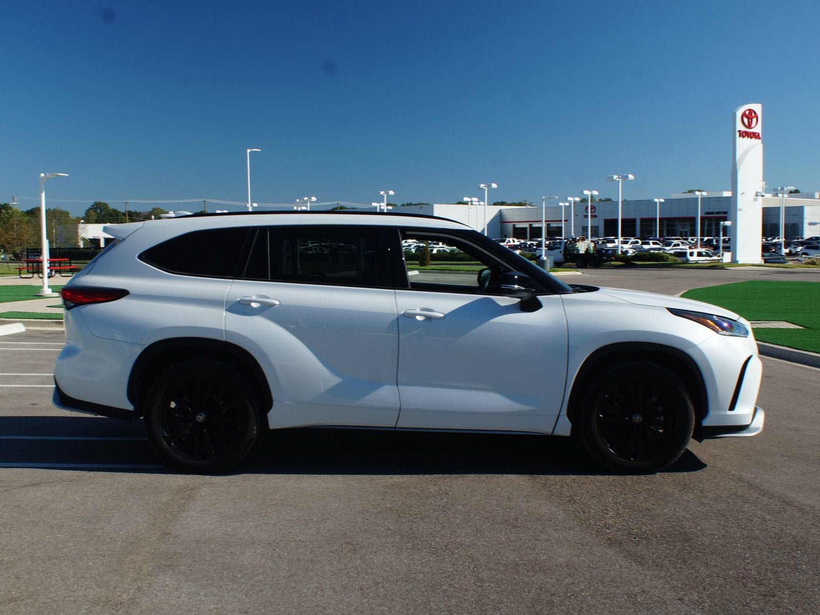 Used 2023 Toyota Highlander XSE FWD image 22