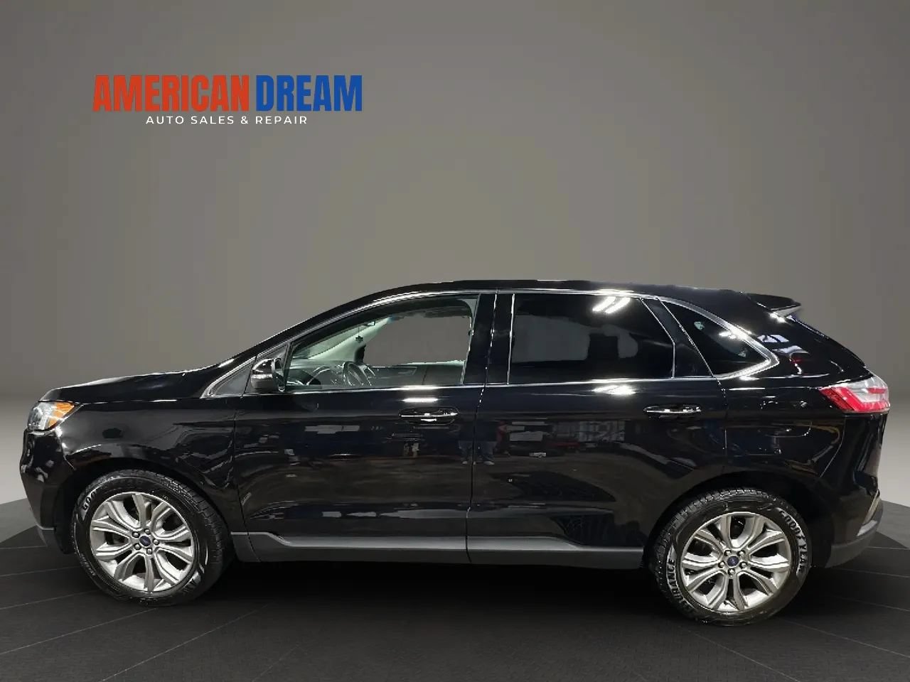 Used 2019 Ford Edge Titanium w/ Cold Weather Package AWD/4WD image 2