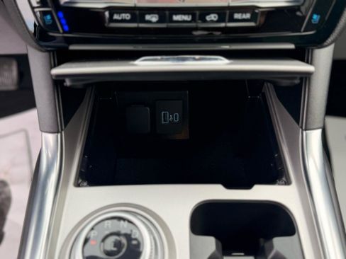 Used 2023 Ford Explorer Limited w/ Equipment Group 301A AWD/4WD image 31