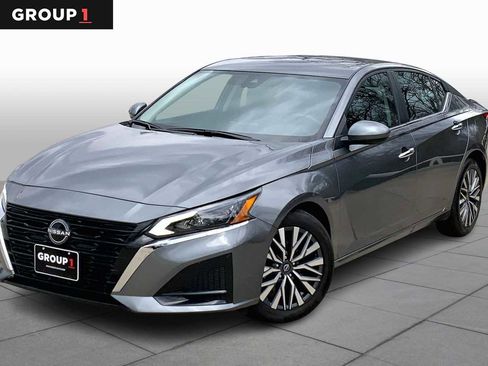 Used 2025 Nissan Altima 2.5 SV image 1