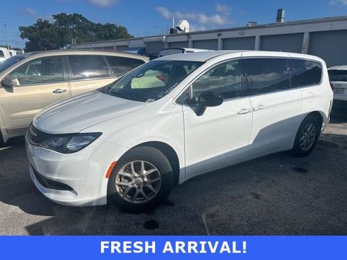 Used 2024 Chrysler Voyager LX image 1