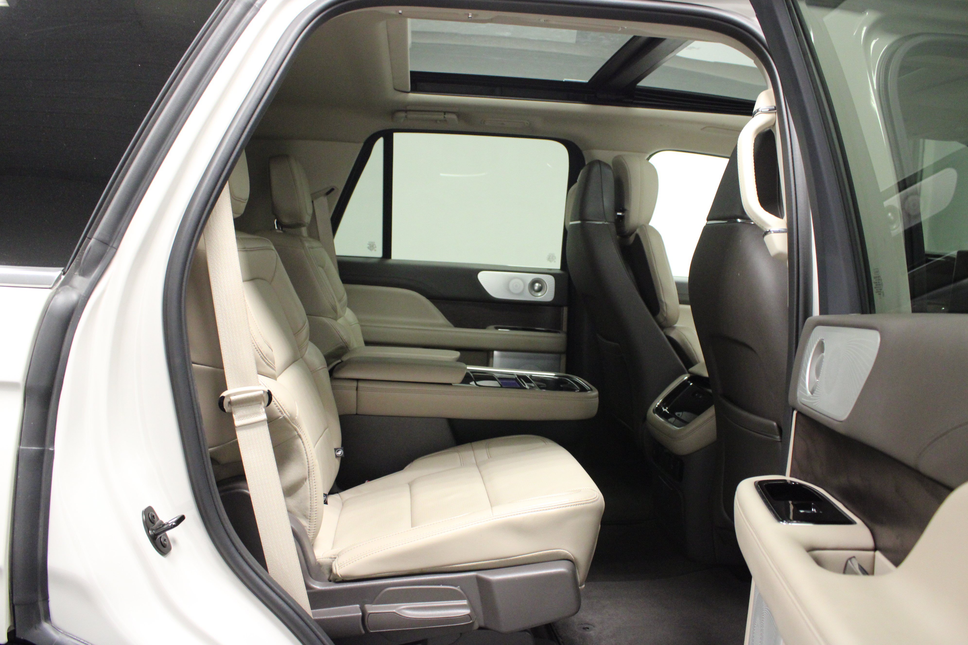 Used 2024 Lincoln Navigator Reserve AWD/4WD image 16