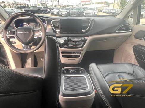 Used 2022 Chrysler Pacifica Touring-L FWD image 23