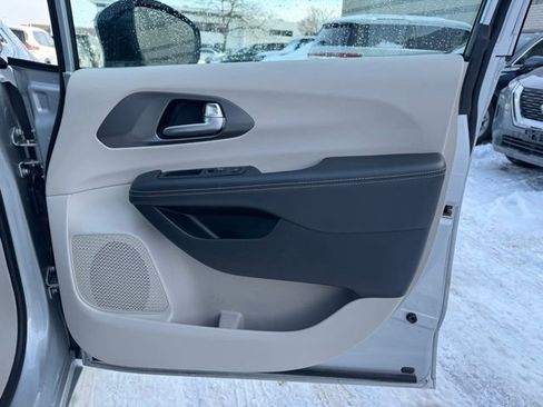 Used 2024 Chrysler Pacifica Touring-L image 14