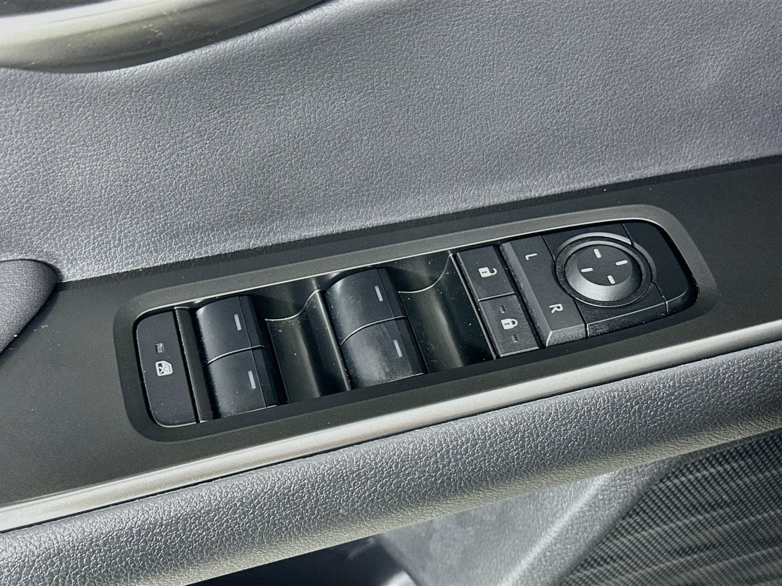 Used 2025 Lexus UX 300h FWD image 17