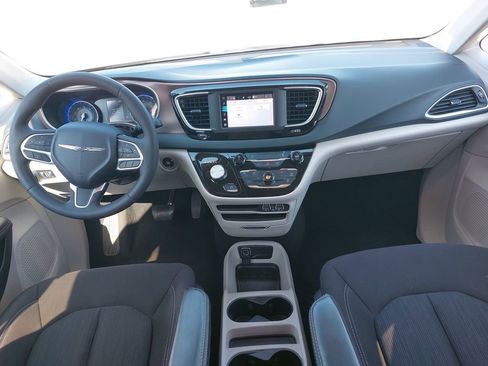 Used 2023 Chrysler Voyager LX FWD image 9