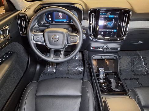 Used 2025 Volvo XC40 B5 Plus image 15