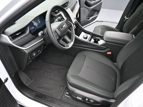 New 2025 Jeep Grand Cherokee L Laredo w/ Luxury Tech Group I image 9