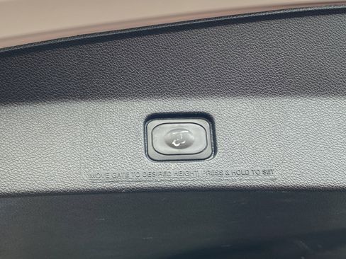 Used 2018 Ford Explorer XLT w/ Equipment Group 202A image 19