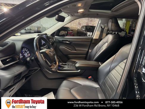 Used 2022 Toyota Highlander XLE image 17