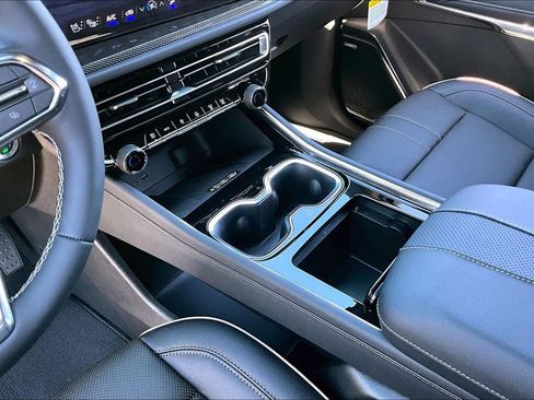 New 2026 Chevrolet Traverse High Country image 8