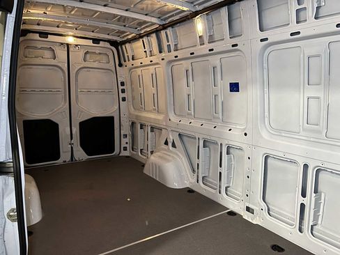 Used 2024 Mercedes-Benz Sprinter 2500 image 13