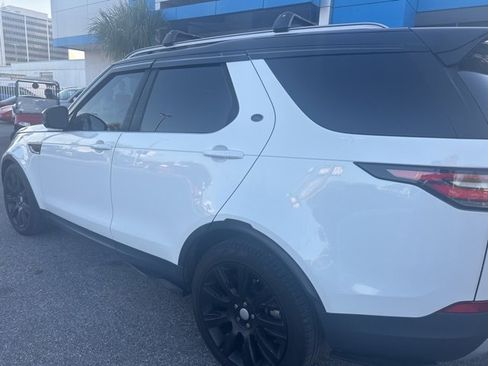 Used 2017 Land Rover Discovery HSE image 4