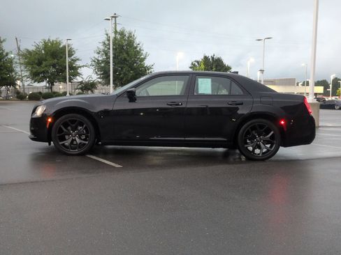 Used 2022 Chrysler 300 Touring w/ Sport Appearance Package RWD image 7