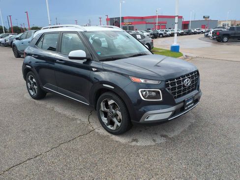 Used 2022 Hyundai Venue Limited FWD image 2