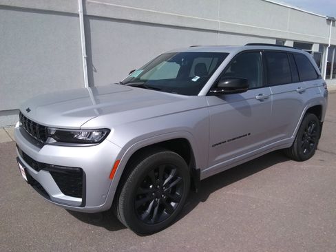 Used 2026 Jeep Grand Cherokee Limited AWD/4WD image 2