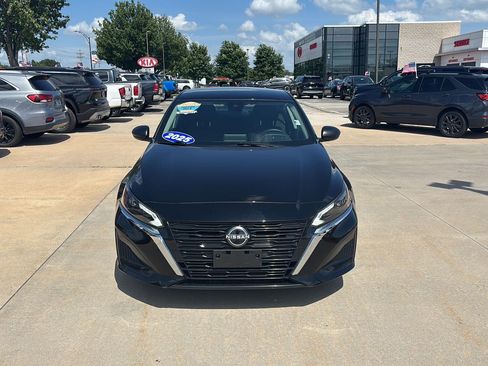 Used 2025 Nissan Altima 2.5 SV FWD image 2