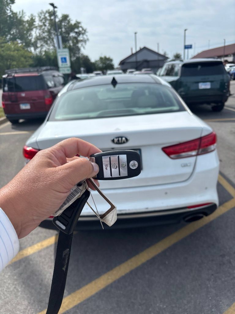 Used 2017 Kia Optima EX w/ Premium Package FWD image 4