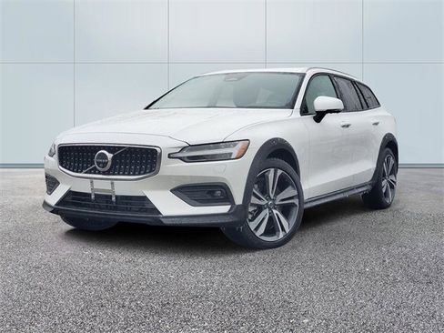 Certified 2025 Volvo V60 B5 Cross Country Plus image 1