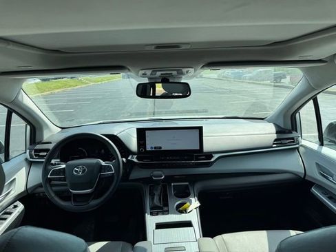 Used 2025 Toyota Sienna XLE image 15