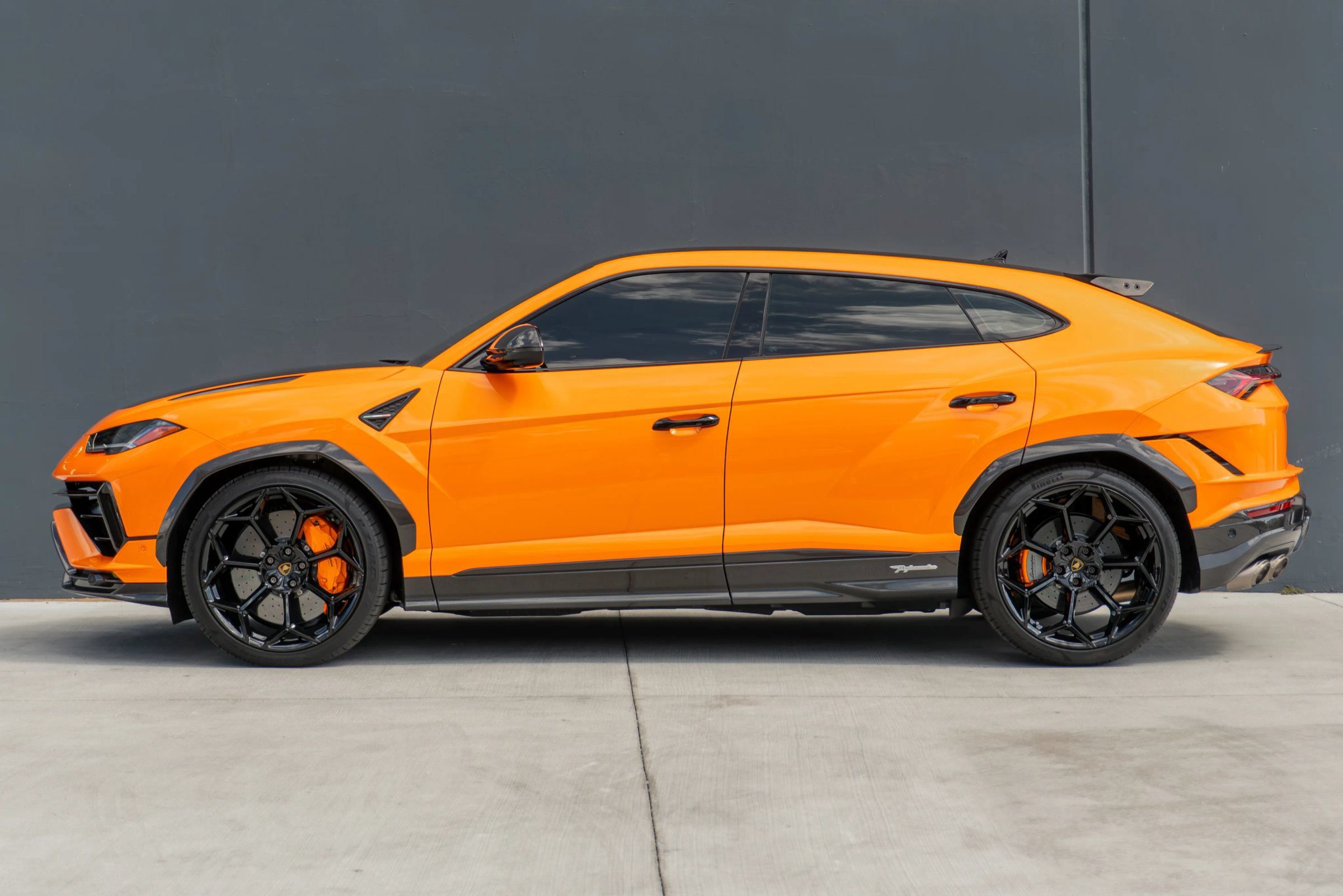 Used 2024 Lamborghini Urus Performante AWD/4WD image 2