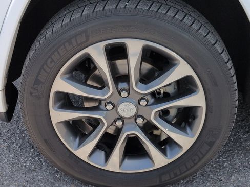 Used 2018 Jeep Grand Cherokee Overland RWD image 11