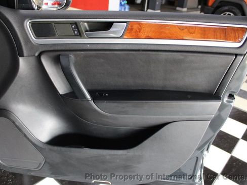 Used 2013 Volkswagen Touareg Sport image 27