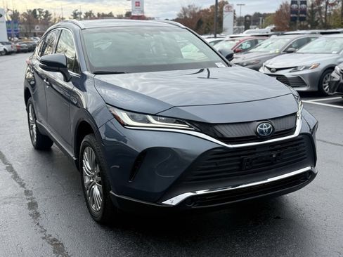 Certified 2022 Toyota Venza XLE image 11