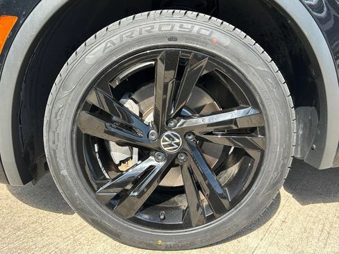 Certified 2023 Volkswagen Tiguan SE R-Line FWD image 32