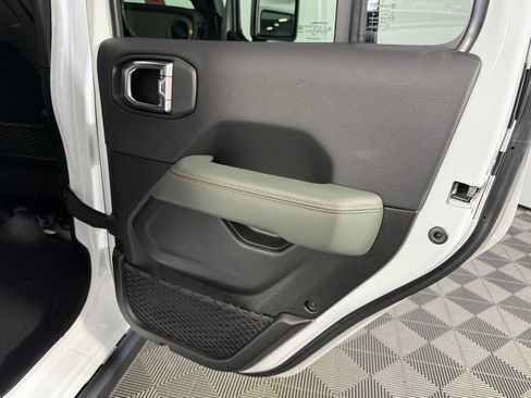 Used 2025 Jeep Gladiator Mojave AWD/4WD image 30