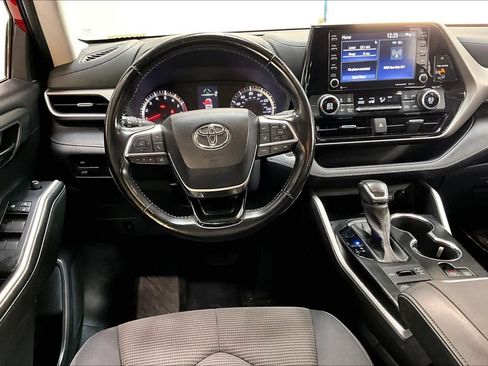 Used 2021 Toyota Highlander LE image 7