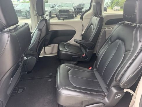 Used 2023 Chrysler Pacifica Touring-L FWD image 8