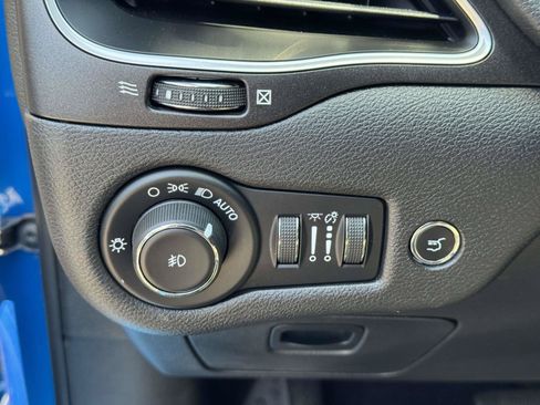 Used 2019 Jeep Cherokee Trailhawk AWD/4WD image 18