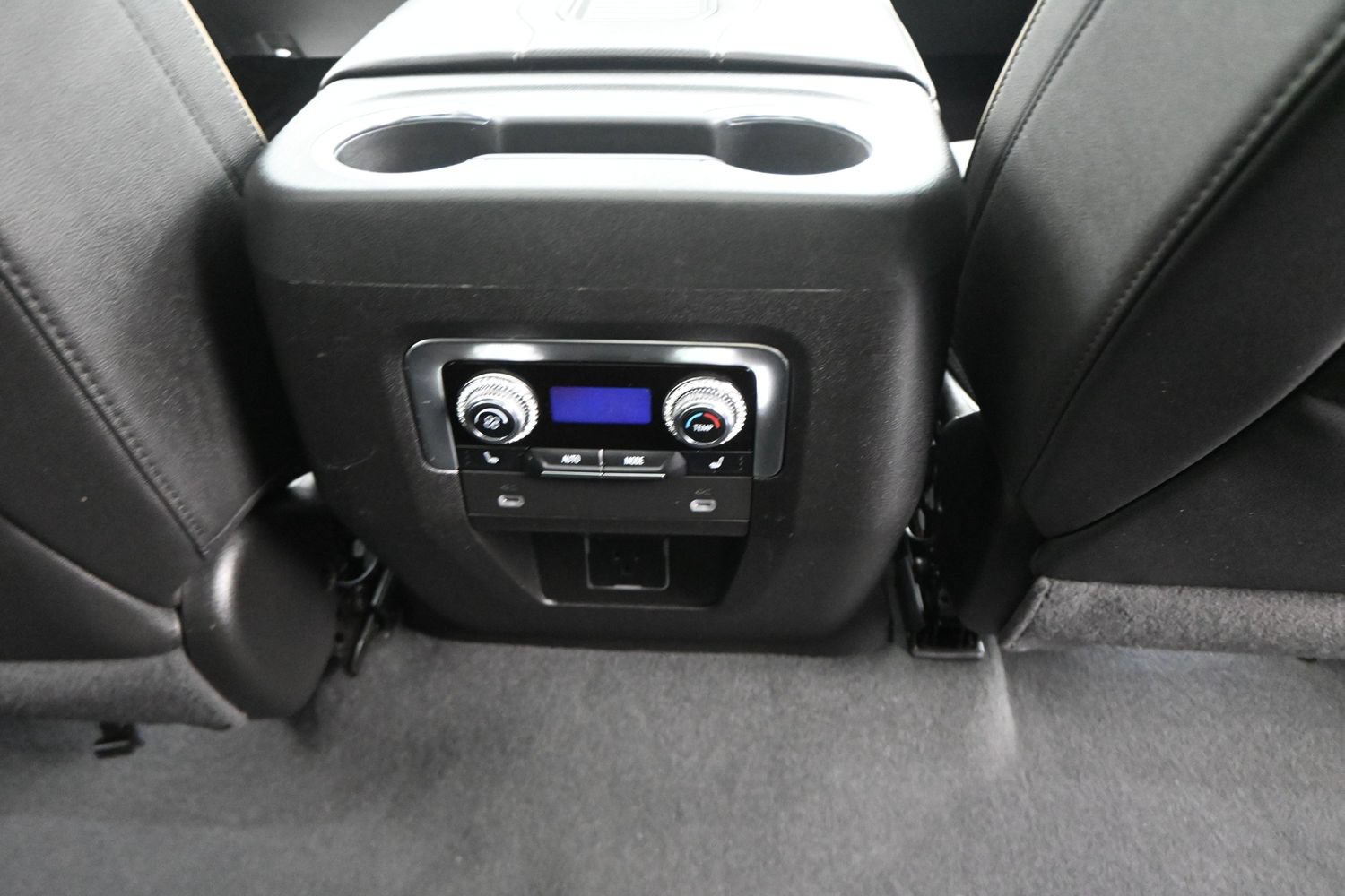 Used 2024 GMC Yukon XL SLT w/ SLT Premium Package RWD image 16