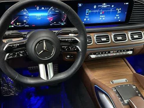 Used 2024 Mercedes-Benz GLS 580 4MATIC image 27