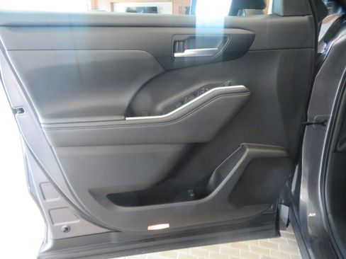 Used 2020 Toyota Highlander XLE FWD image 14