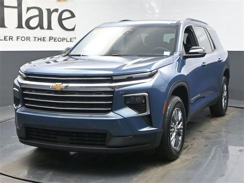 Used 2025 Chevrolet Traverse LT image 7