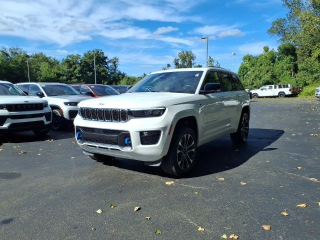 Certified 2023 Jeep Grand Cherokee Overland w/ Luxury Tech Group IV AWD/4WD image 3